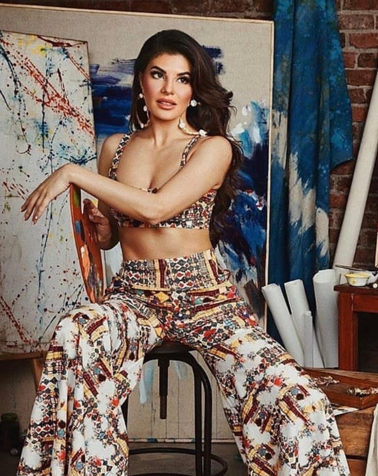 Jacqueline Fernandez - Textured Hoops with Pearls