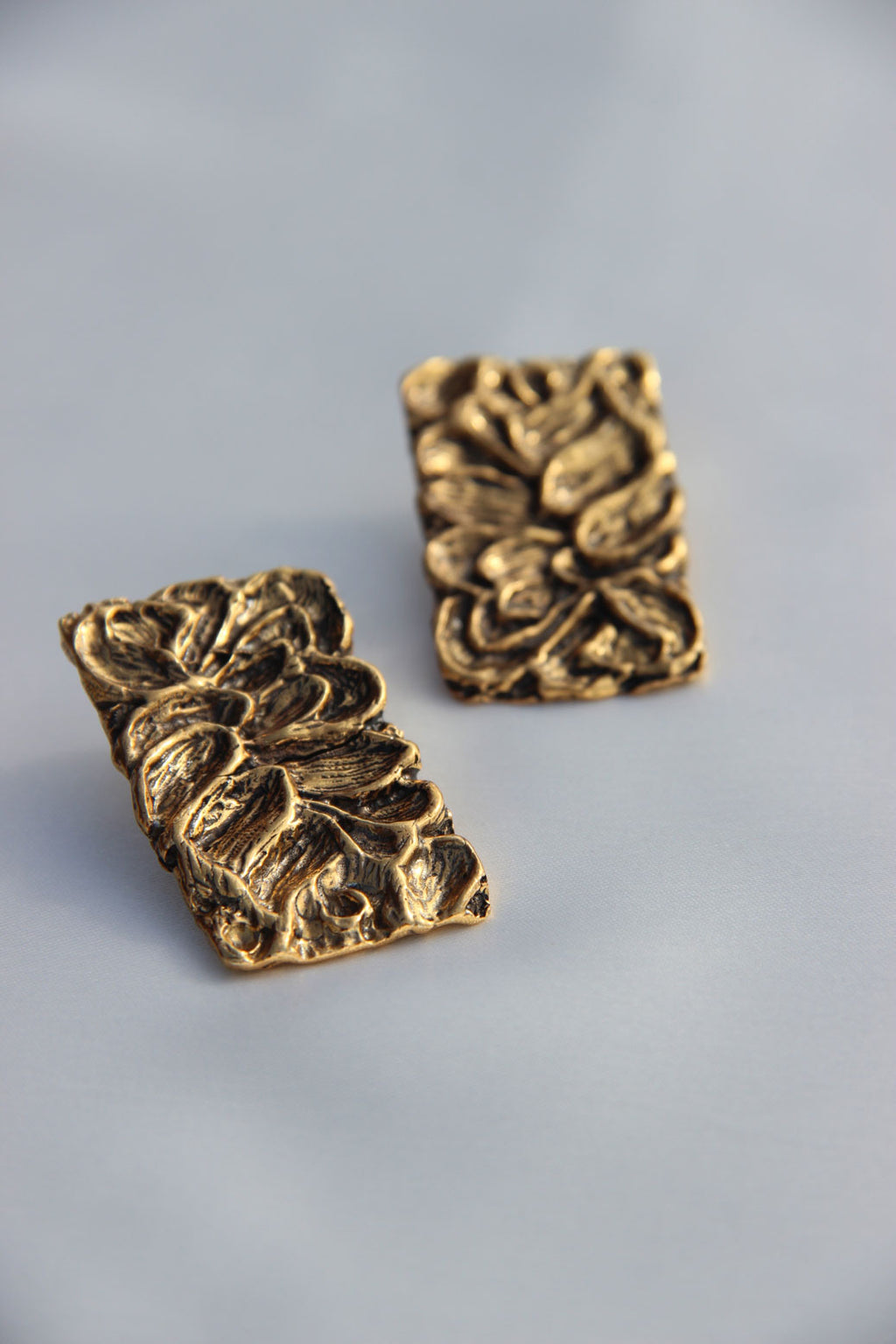 Brush stroke studs - oxidised