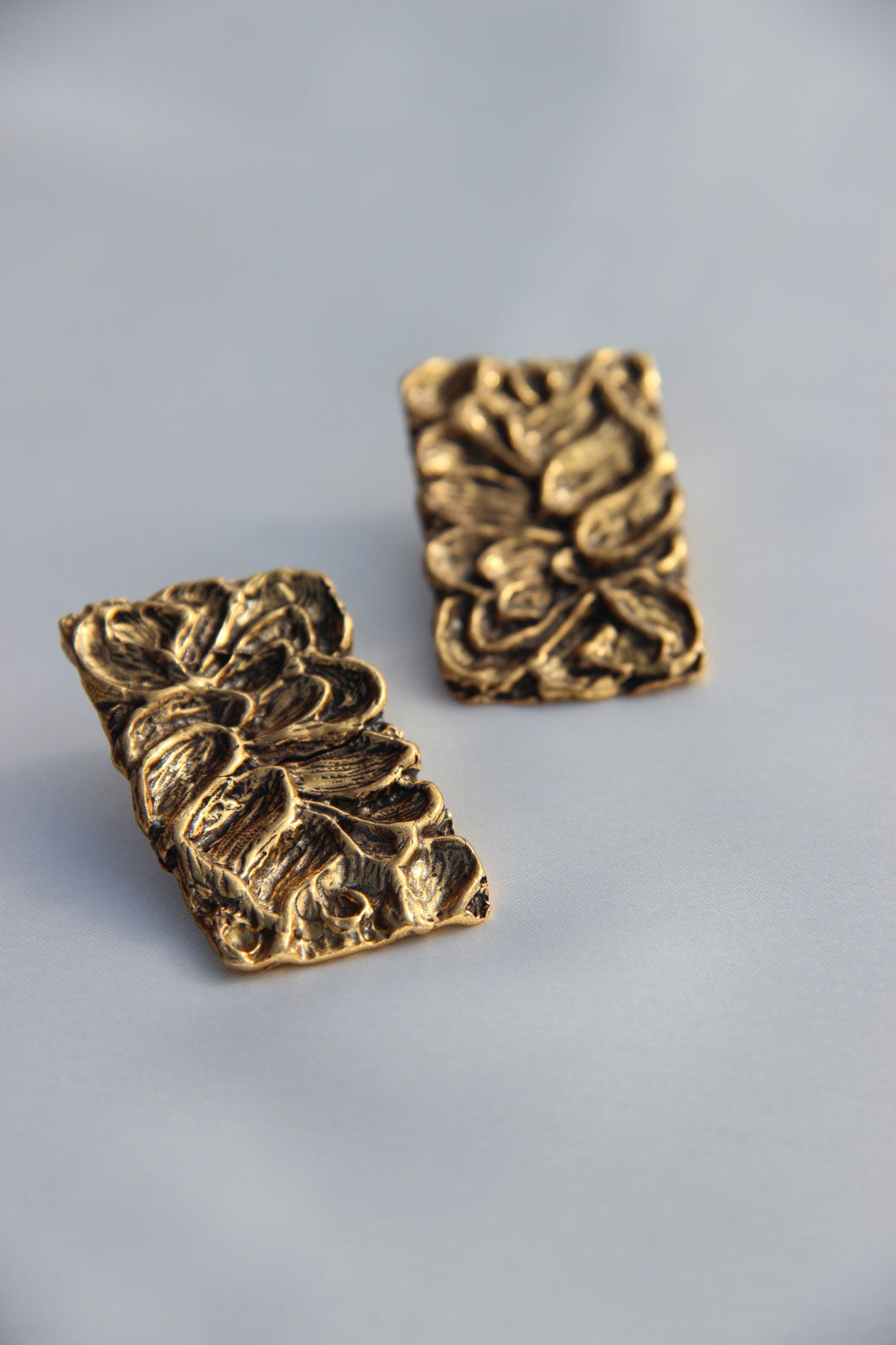 Brush stroke studs - oxidised