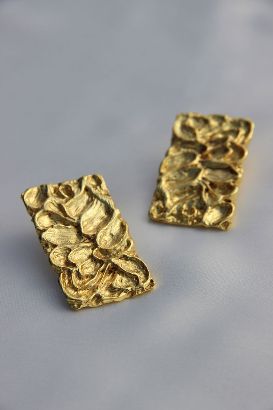 Brush stroke studs