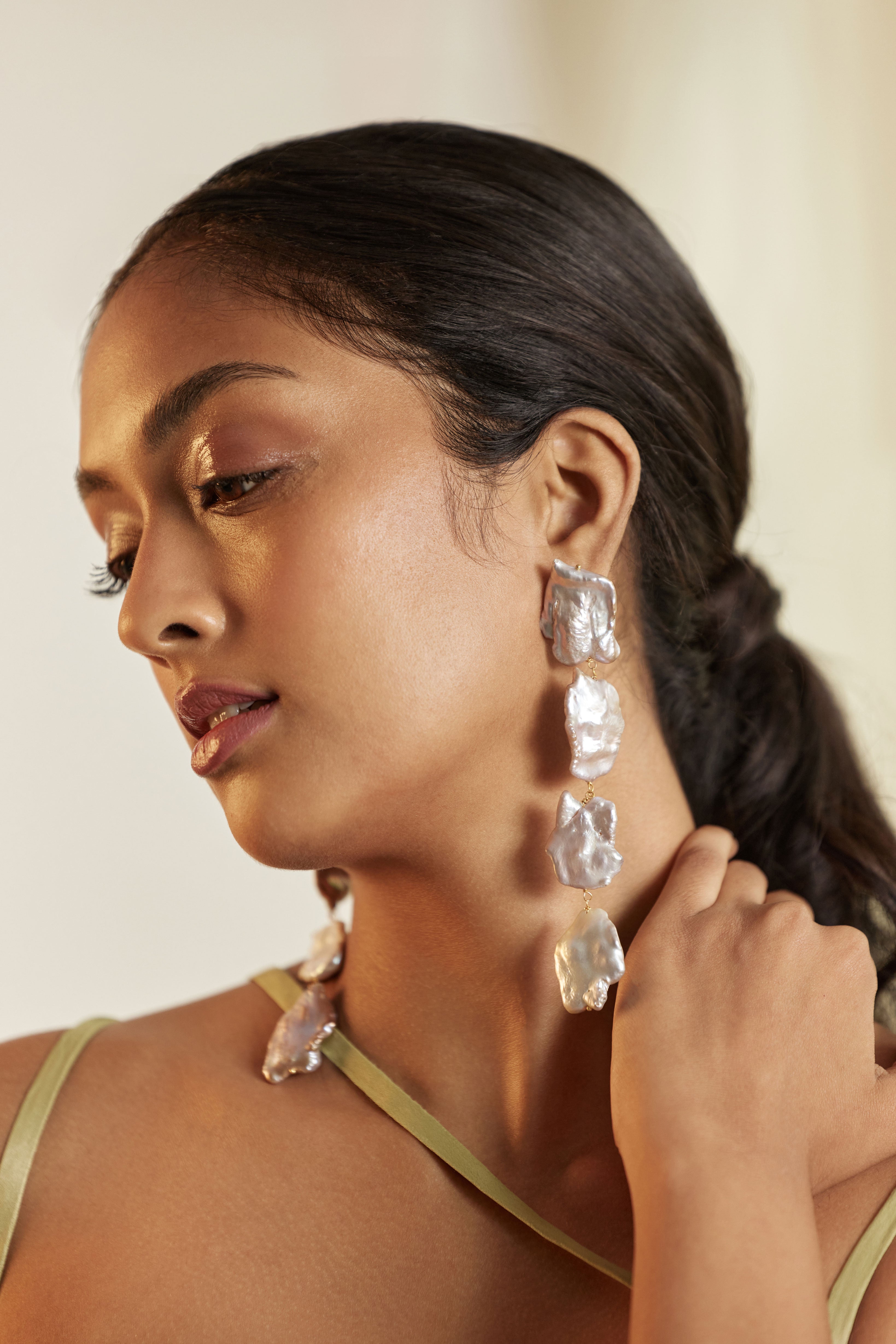 Vaani Kapoor - Long baroque pearl earrings